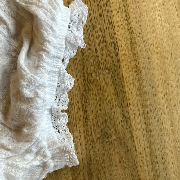 🌸 White Ruffled Blouse 🌸 - Picture 4 of 6